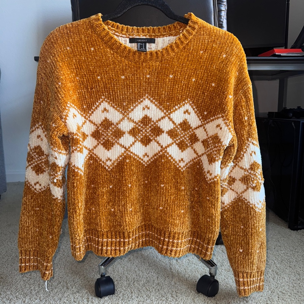 Thick crewneck holidays sweater from Forever 21 in size small